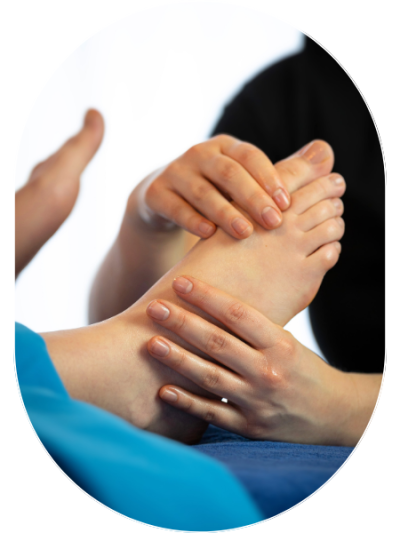 Medizinische Masseurin, die eine Fußmassage durchführt