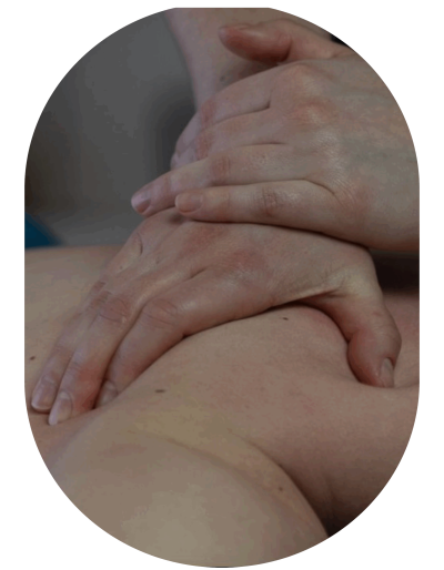 Triggerpunkte entstehen häufig durch anhaltende Fehlhaltungen, Überlastung oder Stress. In Kombination mit einer klassischen Massage wird der gesamte Muskeltonus positiv beeinflusst und die Gewebedurchblutung verbessert. Auch das Schröpfen kann eine sinnvolle Ergänzung sein, um verspannte Areale zusätzlich zu entlasten und den Stoffwechsel im Gewebe anzuregen.