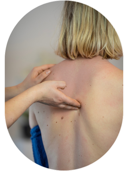 Medizinische Masseurin, die eine Schulter- und Nackenmassage durchführt