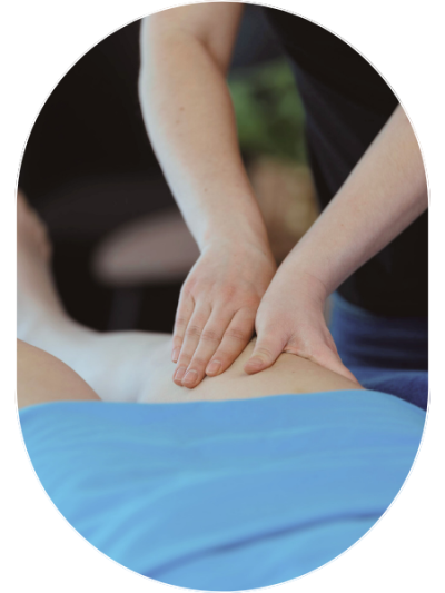 Medizinische Masseurin, die eine Bauchmassage durchführt